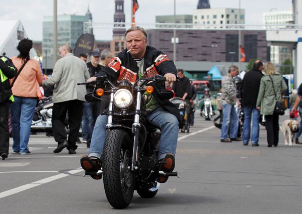 HarleyHH2011   298.jpg - Hamburger Harley Days 2011, Harley Davidson,  Schauspieler Axel Prahl, VIP, Leute,  *** Local Caption *** copyright:Henning AngererGneisenaustrasse 1820253 HamburgTel 0175 244 32 72henning.angerer@hanse.netBankverbindung:Santander, BLZ 200 101 11, Konto-Nr. 22 63 63 63 00